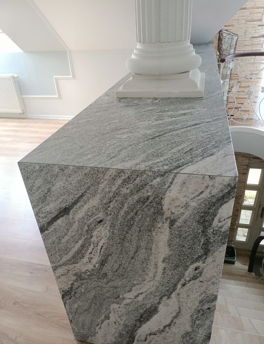 Parapety granitowe , schody , blaty.