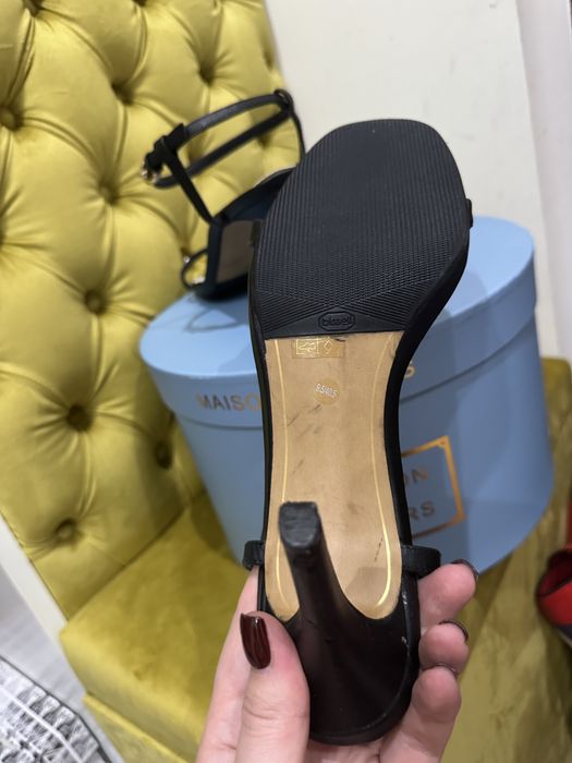 Босоніжки шкіряні DKNY 40/41