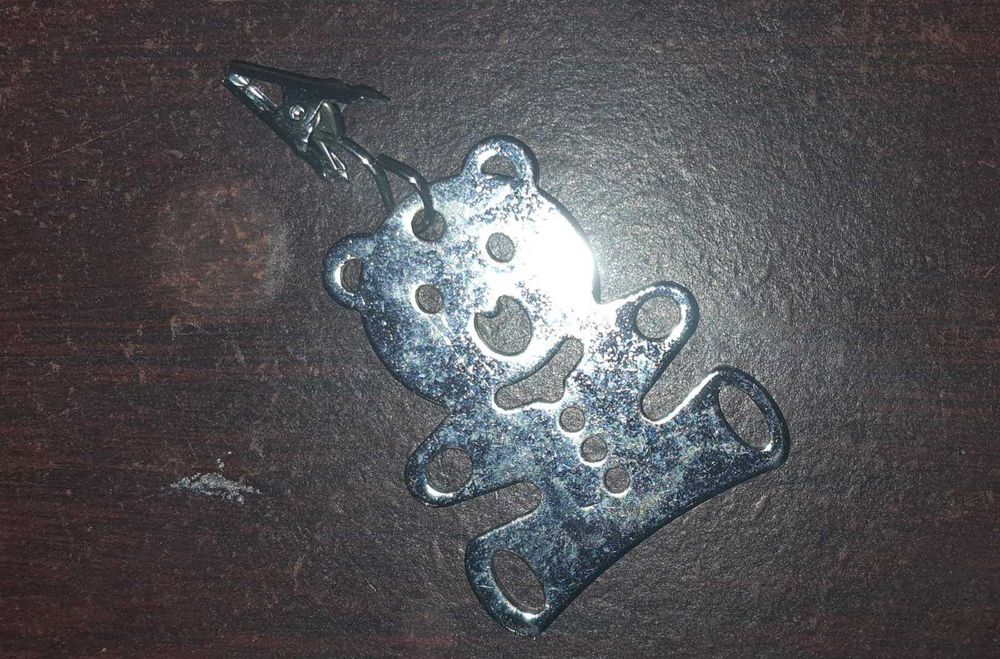 Металлическая подвеска Мишка на прищепке "крокодильчике"