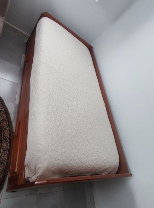 Vendo cama dupla de solteiro com um estrado e um colchão