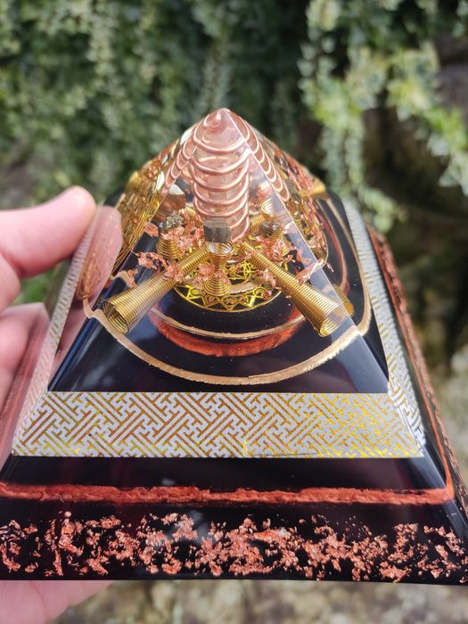 Pirâmide Orgonite