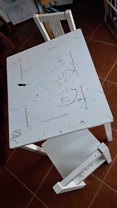 Mesas e cadeiras para criança