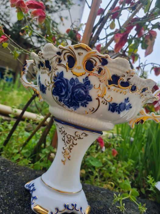 Peça antiga decorativa floreira em porcelana