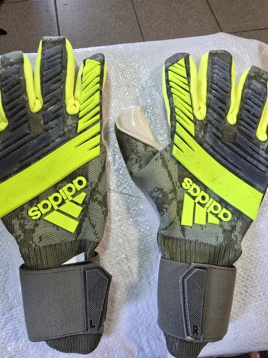 Воротарські рукавички Adidas Predator роз 9