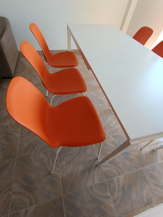 Mesa Extensível IKEA VANGSTA branca + 6 Cadeiras Laranja IKEA LEIFARNE