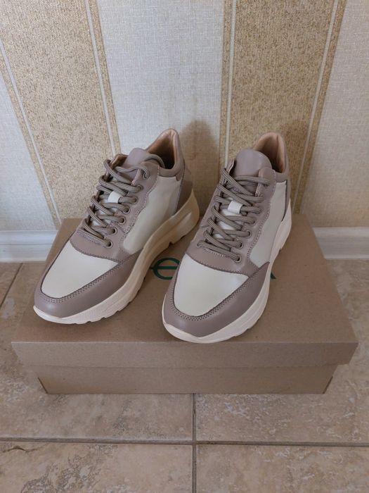 Женские кроссовки