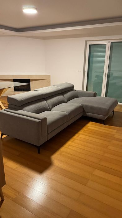 Sofá com chaise long marca Stoffus, cinzento.