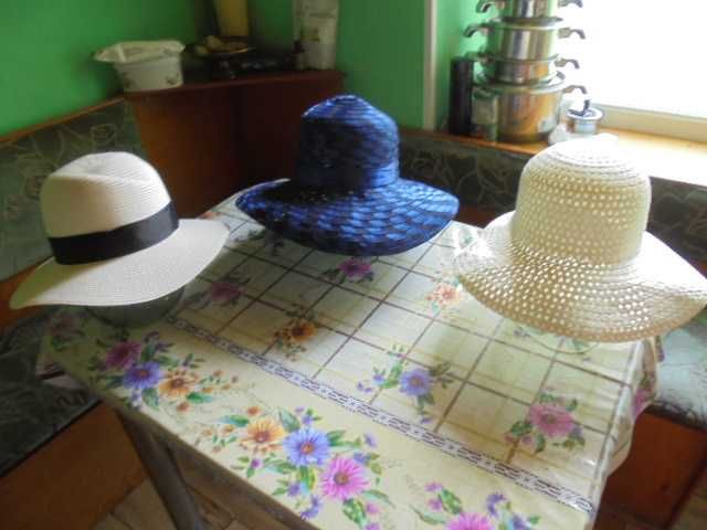 Купальники и шляпы женские разные