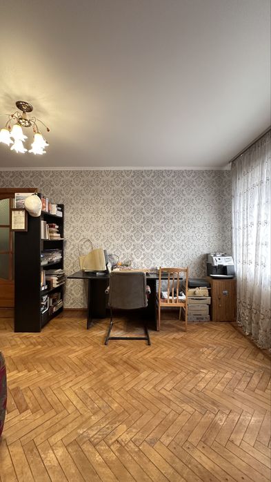 Продаж 2к в центрі міста неподалік Лебідь Плази.