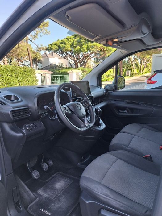 Opel combo de 2020 com 77.000 kms 100cv de 3lugares