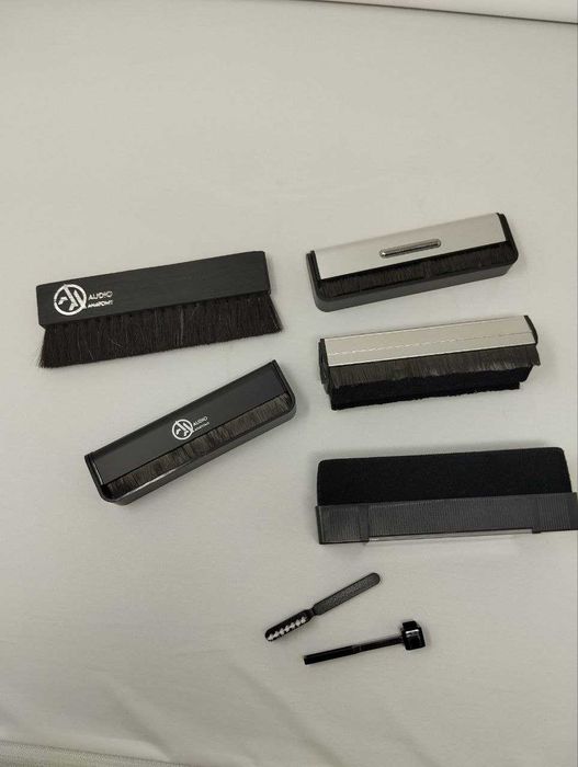 Щітки для догляду за вініловими платівками