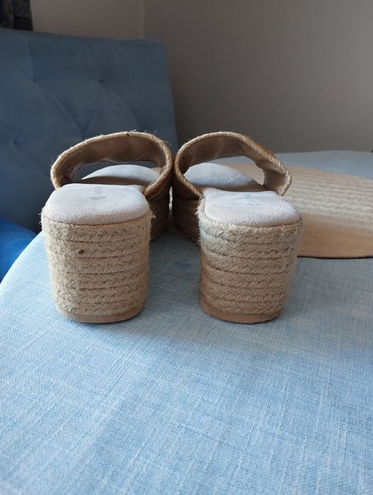 Klapki na koturnie ozdobionym kolorową plecionką rozmiar 36. Długość wkładki wewnętrznej 23cm.