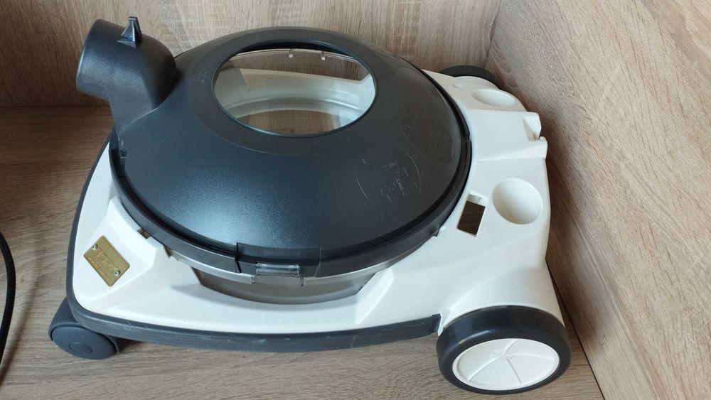 Пылесос Bork  V601 безмешковой с аквафильтром