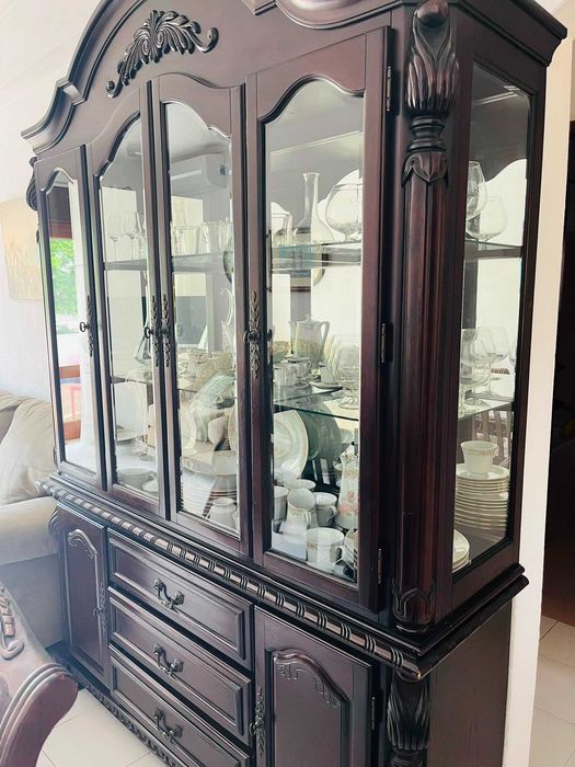 Vendo Mobília de Sala de Jantar Completa em madeira maciça (Antiga / Estilo Clássico)