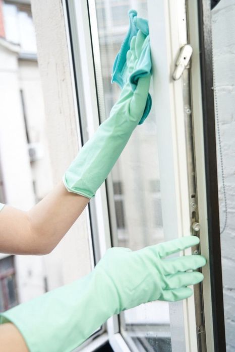 Прибирання квартир, будинків та офісів, миття вікон. Клінінг.