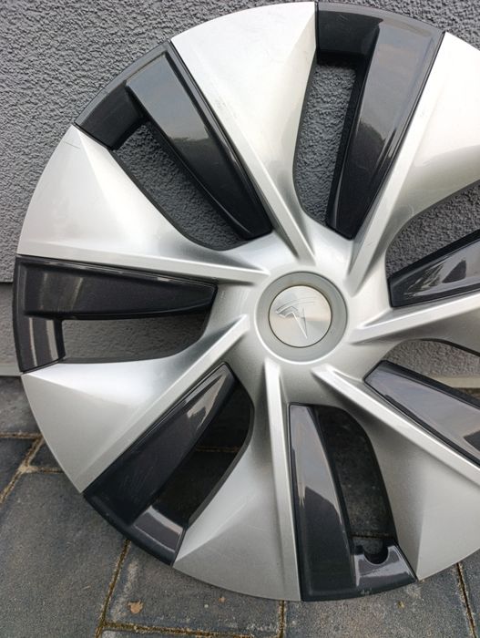 один ковпак tesla model Y R19