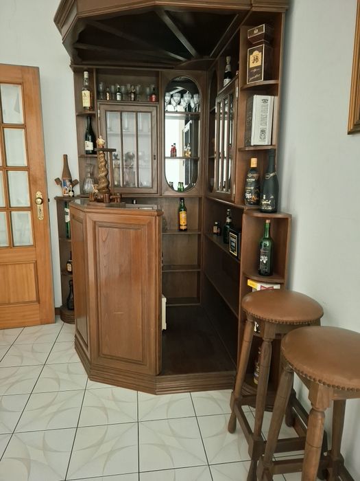 Bar de canto com bancos