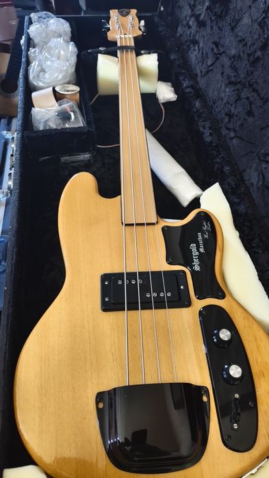 Baixo fretless shergold