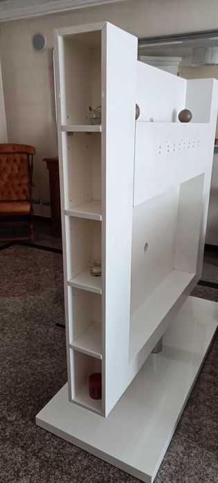Móvel TV branco giratório e decorativo