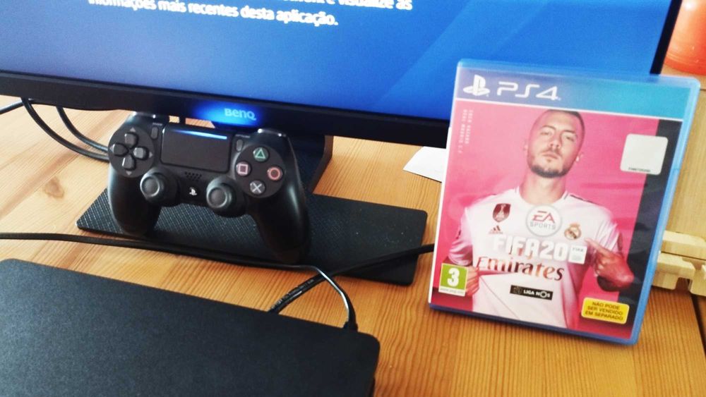PS4 Slim 500GB + 1 Comando Original + Jogo FIFA20 + Cabo alimentação