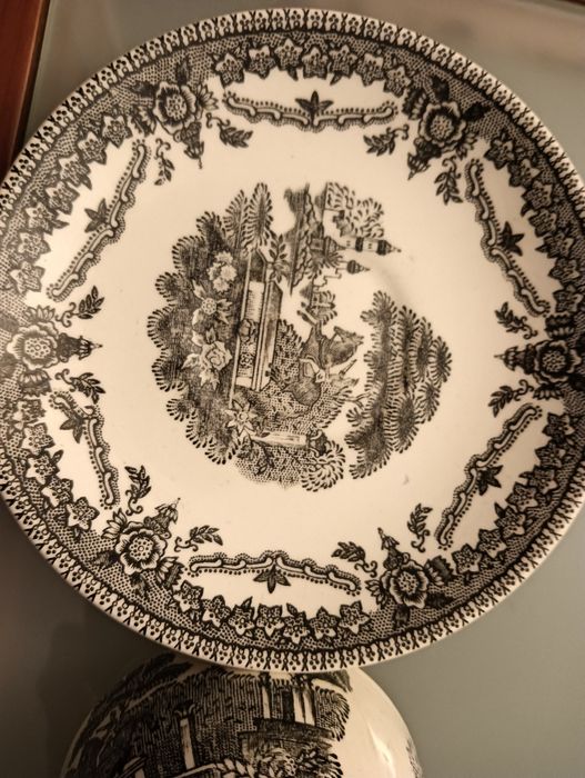 Porcelana Muito Antiga e Rara- Chávena e pires Estátua	GILMAN & C.ta*