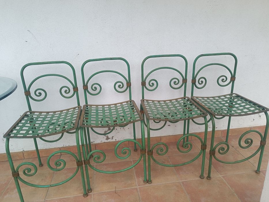 Mesa de vidro e cadeiras ferro forjado
