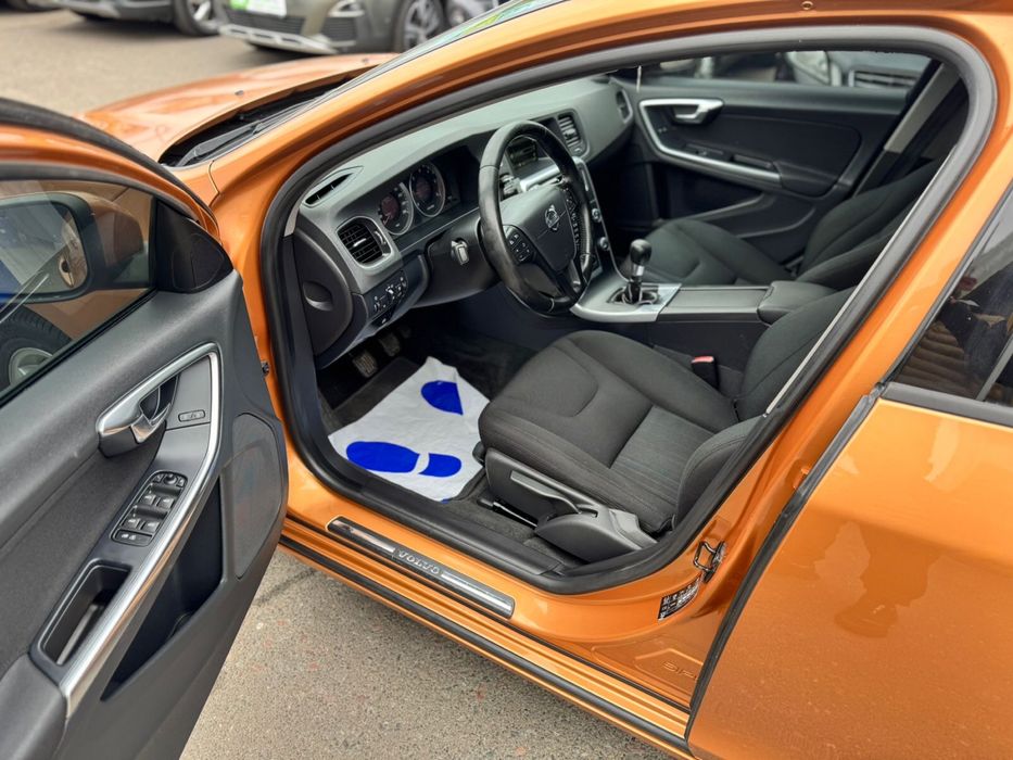 VOLVO V60 1,6 л. D2 не фарбований ВІДЕО