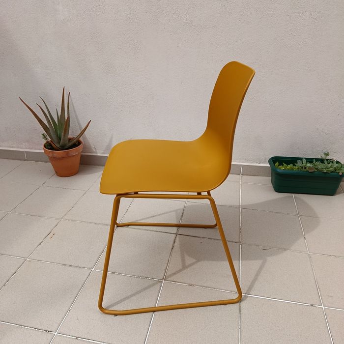 Cadeira design amarela/mostarda