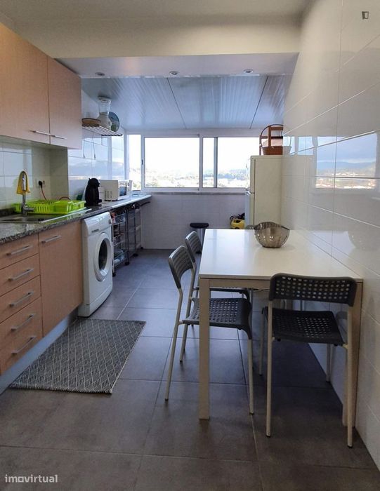 Quarto - localizado em  Coimbra