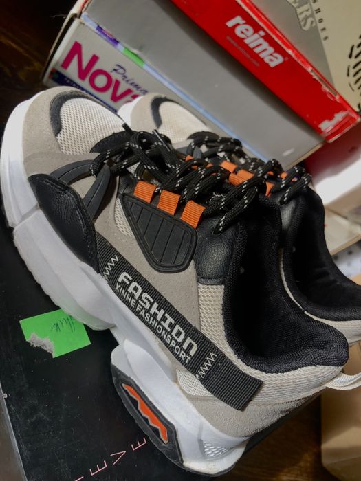 Женские кроссовки