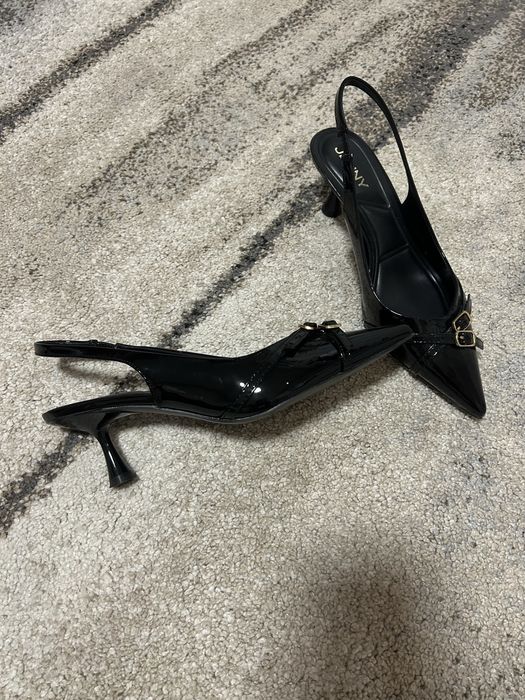 Czarne czółenka ze złotymi elementami JENNY