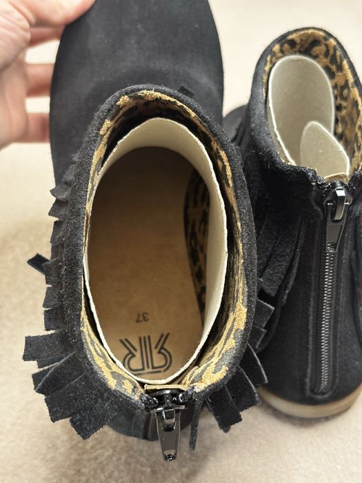 Preço negociável | Botins pretos em camurça com franjas 36