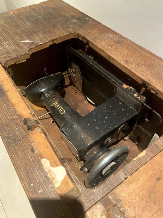 Mesa com máquina de costura Oliva CL.45
