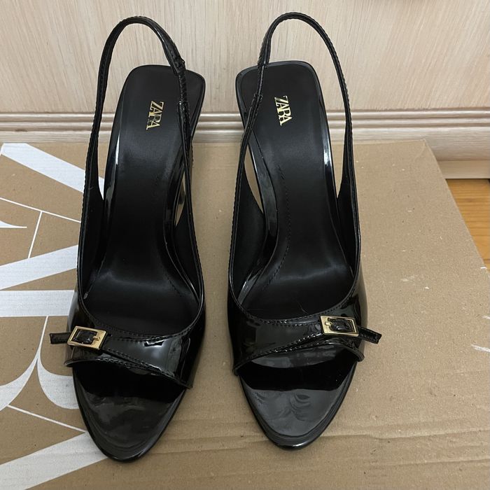 Лаковані босоніжки Zara