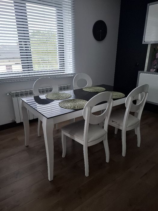 Stol  z krzesłami. Wysoki połysk, szklany blat.