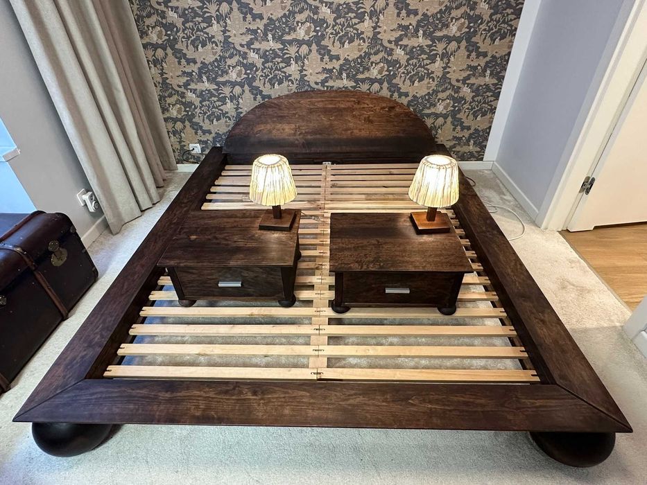 Kolonialna sypialnia: Łóżko, szafki, skrzynia, lampki