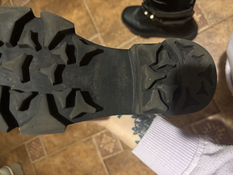 Ботинки фірми Guess