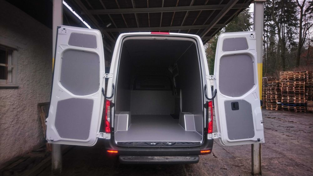Zabezpieczenie przestrzeni towarowej w aucie Mercedes Sprinter L3H2