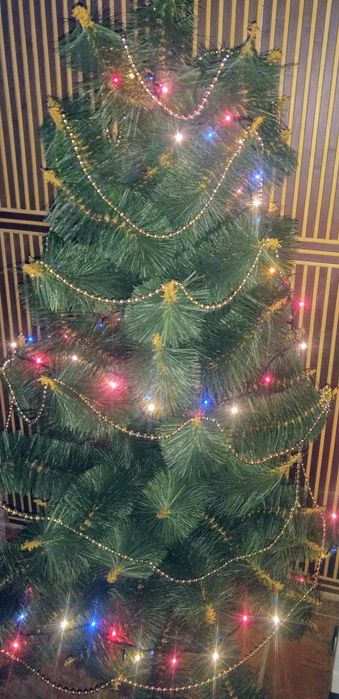 Ёлка искусственная.