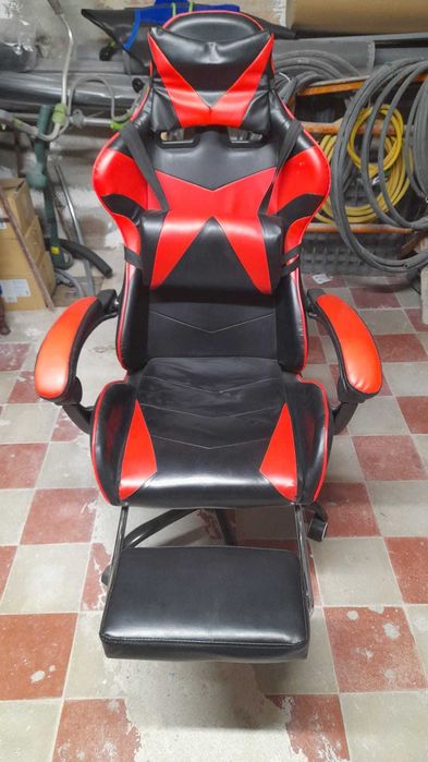 Cadeira gaming e cadeira de  coleção