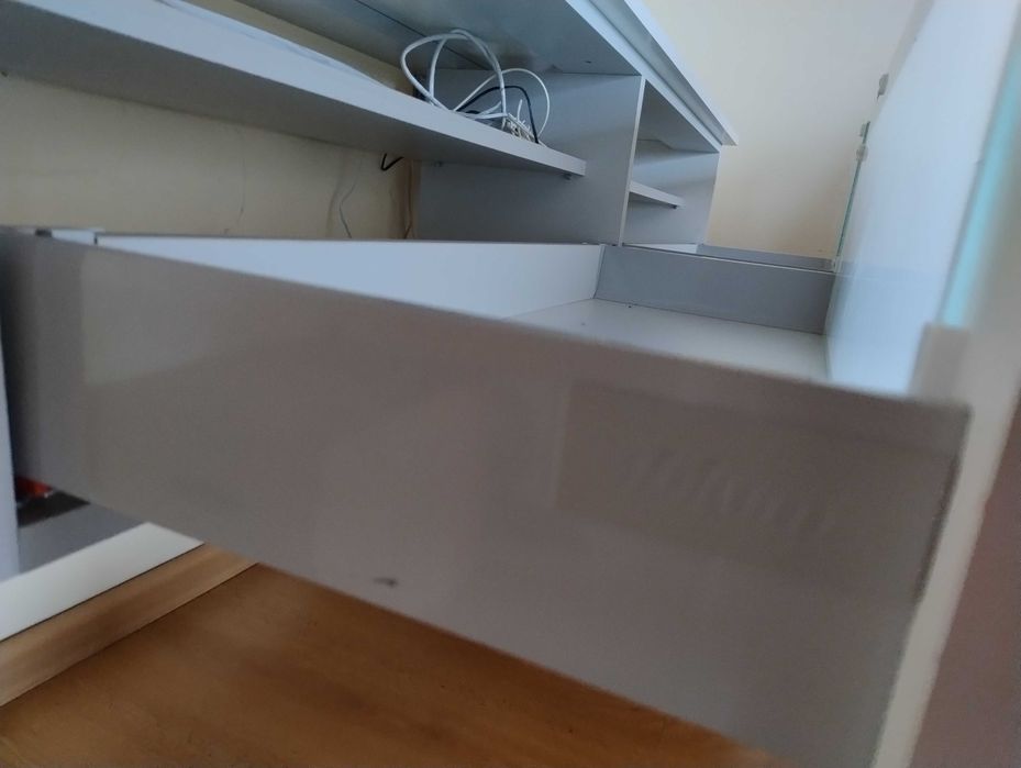 Szafka RTV podwieszana szara lakierowana