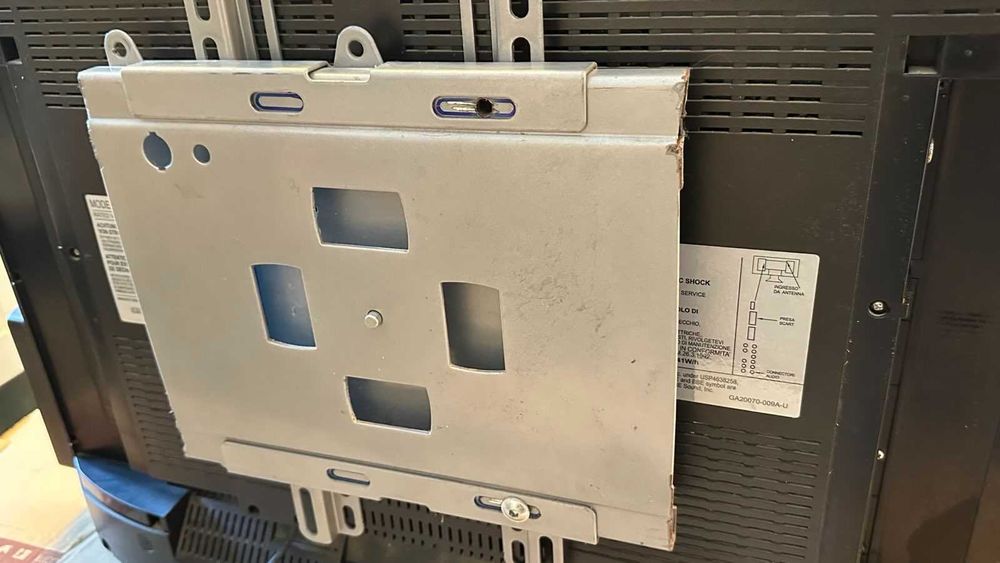 Televisão JVC LT-32S60BU.  Vendido com suporte de parede Vesta