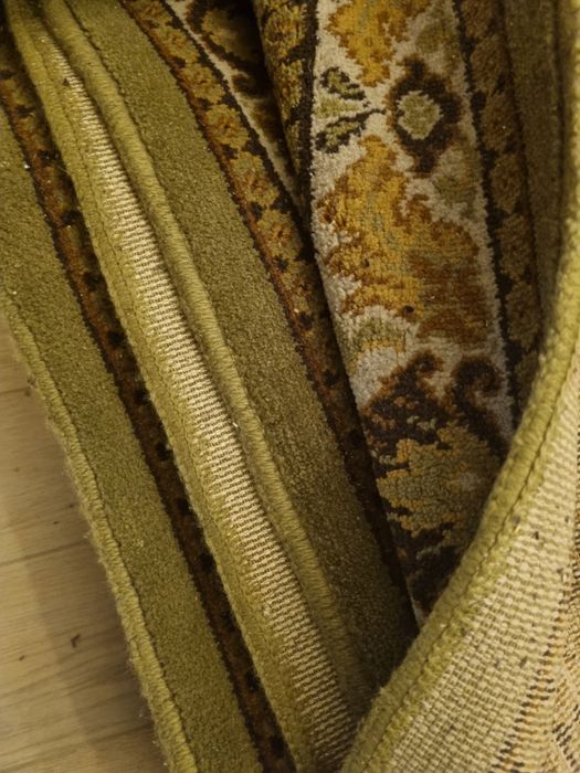 Tapete estilo antigo em tons de verde, castanhos e beje