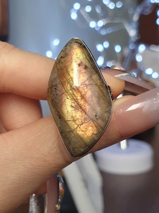 Anel com labradorite / labradorita amarelo e laranja - ajustável