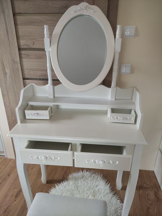 Toaletka biała drewniana