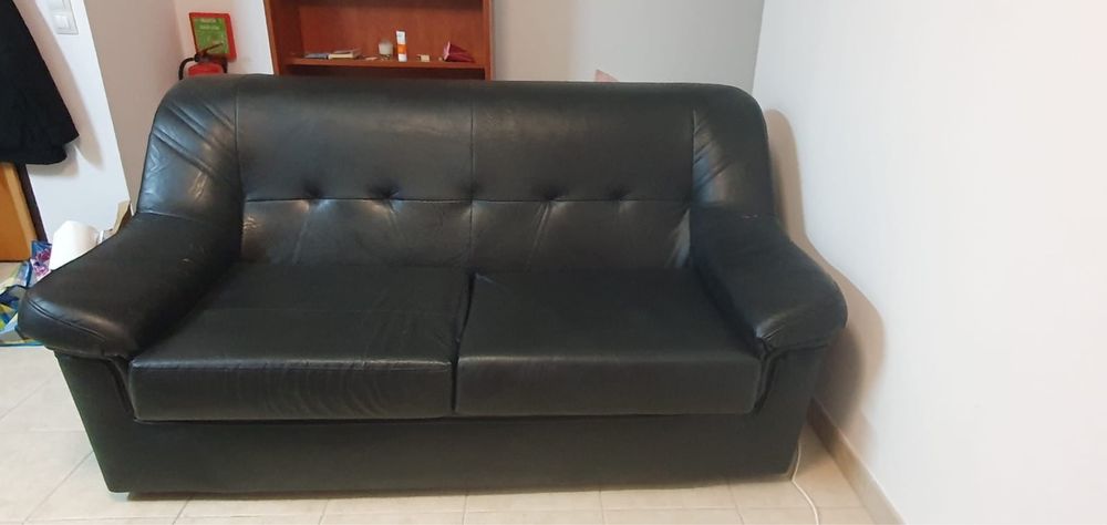 Sofá-cama 2 lugares em pele sintética – usado