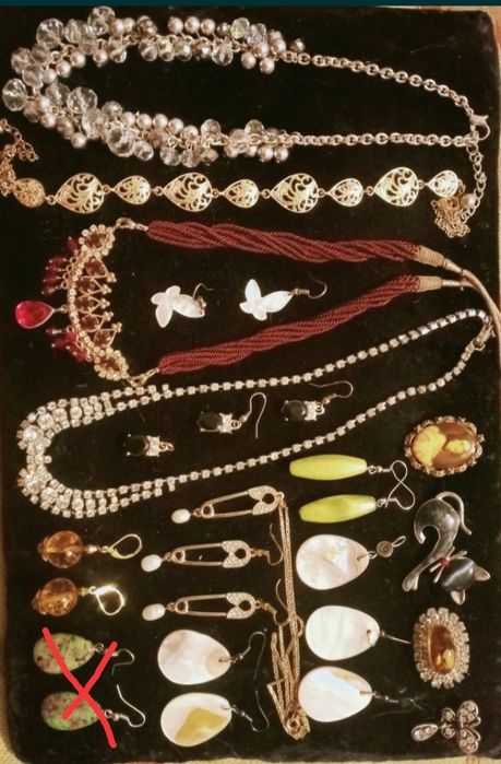 Серьги с натуральными камнями и бижутерия.