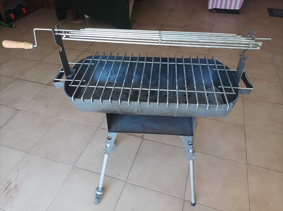 Grelhador portátil de ferro fundido com rodinhas