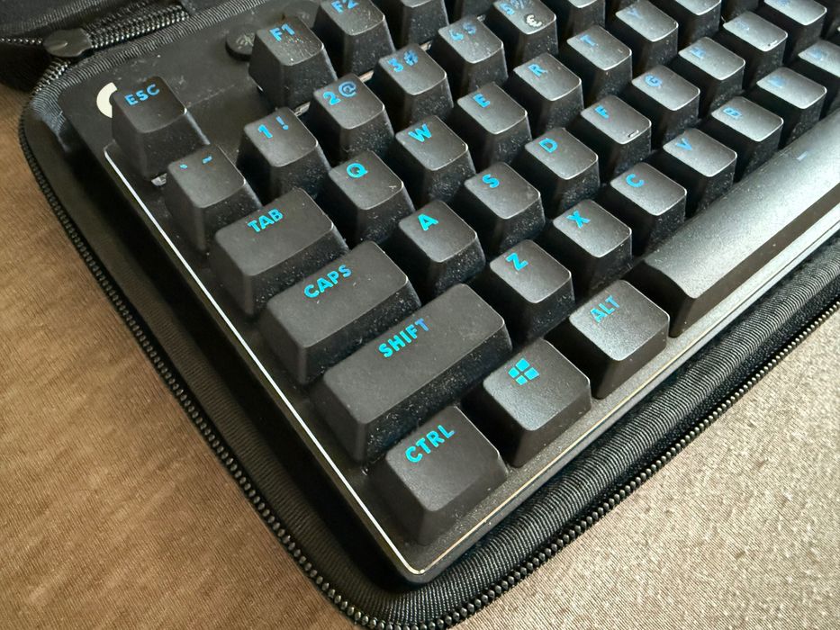 czarna klawiatura logitech x tkl
