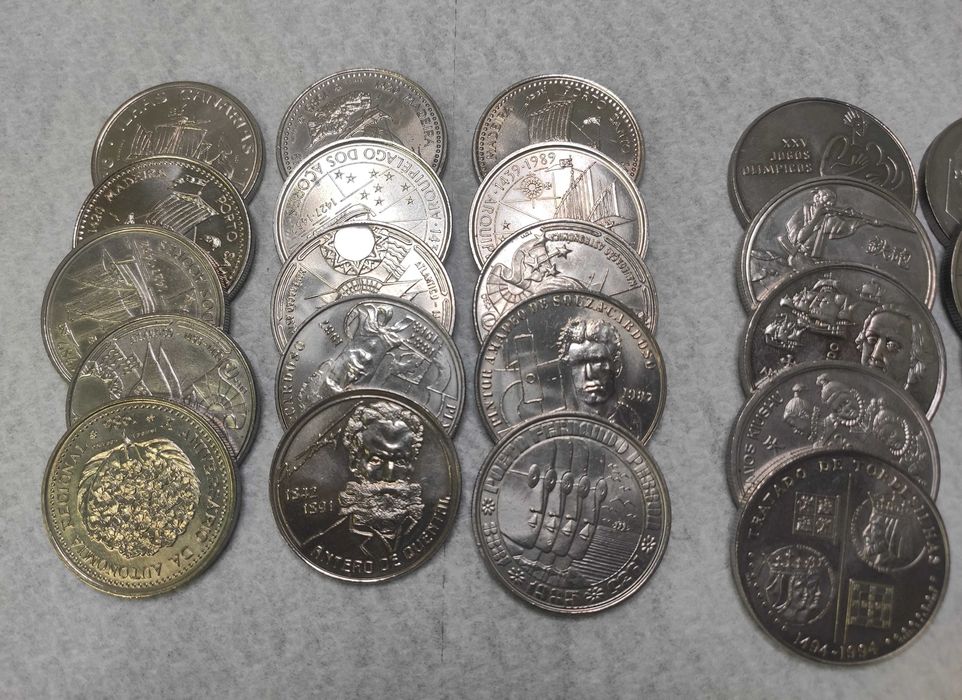 Conjunto de 30 moedas 15x 100$ + 14x 200$ +1x 250$  comemorativas